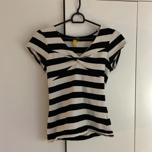 jättegullig randig topp - säljer denna randiga topp med en knyt detalj på bröstet ❣️strl m men passar mig som vanligtvis har strl s!!
