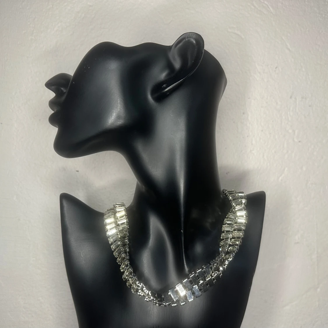 Dramatiskt vridet vintagehalsband / choker med kristaller Retro 90-talsglam