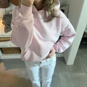 Gina tricot hoodie - Supermjuk ljusrosa hoodie med huva och stor magficka. Oversized passform och långa ärmar. Enkel och clean design utan tryck eller mönster. Bra skick köpt för ca ett halvår sedan🥰 storlek xxs men passar xs, nypris 399