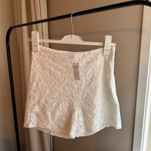 Vita spets-shorts från Lindex - Älskar dessa shorts men de är tyvärr lite små för mig har jag insett 😮‍💨 Nya, var dock en super liten fläck på dem när jag köpte dem (se sista bilden). Har dock inte testad tvätta osv då jag aldrig använt osv. 💕