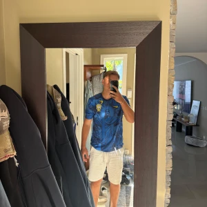 Blå Brasil Neymar 10 fotbollströja  - Säljer en blå Brasilien fotbollströja från Nike med Neymar Jr. och nummer 10 på ryggen. Köpte denna utomlands, sjukt svår att få tag på med neymar på ryggen. 10/10 i både kvalité och material. Helt oanvänd!