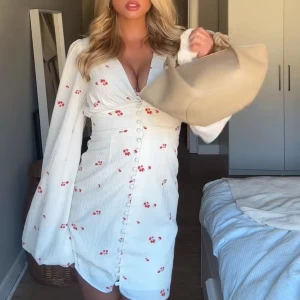 Adoore klänning - Adoore ”florence” klänning i jättefint skick🥰Strl 32  