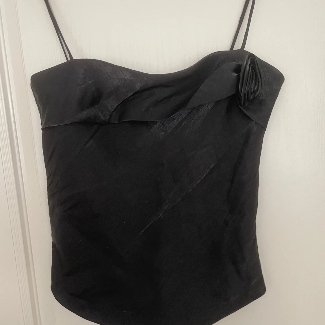 Svart linne med en rosdetalj - 1