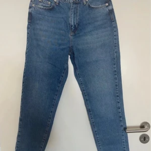 Jeans - Helt nya och oanvända jeans från Gina Tricot Jeansen är helt nya och aldrig använda. Prislappen sitter kvar, men utan pris. En riktigt snygg och stilren modell som passar till allt! Perfekt skick.