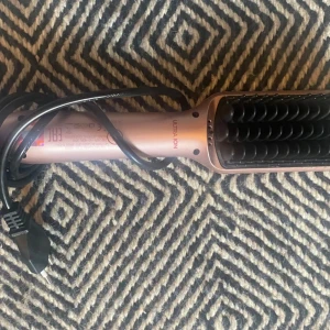 Oanvänd Keration 3D värmeborste Ultraion - Säljer en Keration 3D värmeborste från Ultraion i metallic roséguld och svart. Borsten har bred rektangulär form, svarta piggar och digital display. Perfekt för att styla och släta ut håret snabbt med värme. Aldrig använd men kommer tyvärr inte i orginalförpackning. 
