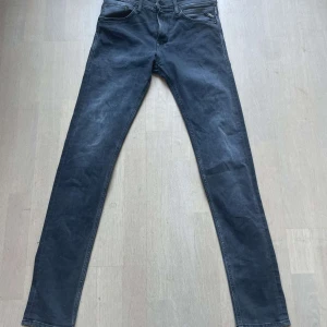 replay jeans  - Modell| ambass| Storlek 30-32| skick 9/10 | pris 399| pm för mer info|
