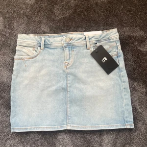 Ljusblå jeanskjol från LTB - Säljer en helt ny jeanskjol med prislappen kvar på! Supersnygg ljusblå jeanskjol (mini skirt) från LTB. Modellen är kort och har en rak passform. Säljer kjolen pga att den var för stor för mig💕💕