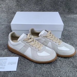 Maison Margiela - Säljer dessa Maison margiela i 42. Tveka inte att höra av dig vid frågor. Fler bilder kan lösas. Skickar samma dag🙌🏼