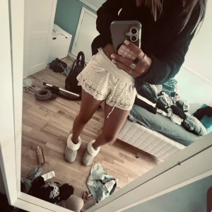 Vita spetsiga shorts med snörning - Säljer ett par beiga shorts med spetsdetaljer och snörning i midjan. Köpt i thailand så okänt märke och storlek, saknar lapp. Skriv för frågor eller fler bilden, tryck gärna köp nu😌