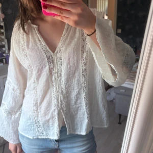 Vit Zara blus - Snygg blus från Zara i vitt med blomdetaljer