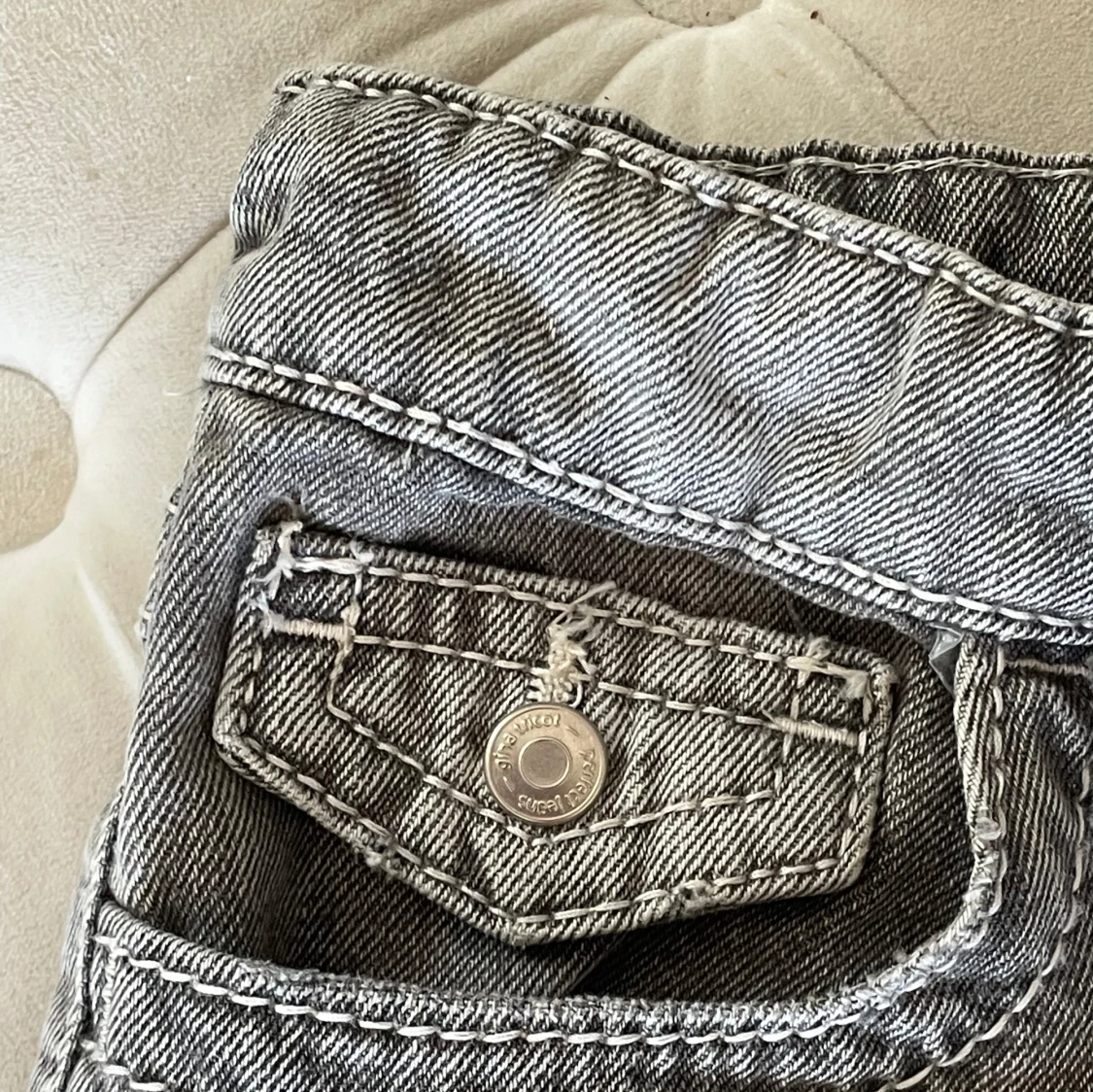 Gina Tricot Young lågmidjade jeansshorts  - 3