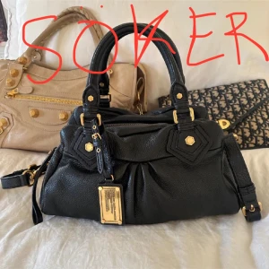 Marc Jacobs baby groove - SÖKER DENNA BABY GROOVE VÄSKA FRÅN MARC JACOBS I DEN LILLA MODELLEN!!!!! Kontakta gärna mig om du har🫶🏼