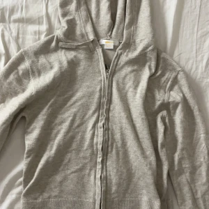  hoodie från Gina Tricot - Hoodie från gina, Ett snöre har gått av. 