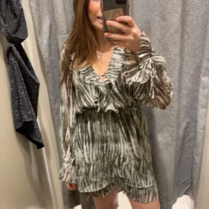 Randig kortklänning med volang - Supersöt kortklänning med gröna och vita ränder, orginalpris 600 och aldrig använd