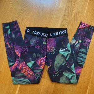 Nike Pro tights  - Använda men i bra skick💜 De är i S barnstorlek. 🥰Lite slitna på knäet (bild 5) men inget som märks. Jag vill bli av med dom därav billigt pris!