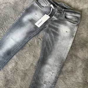 Dondup jeans george - Tja! Säljer nu dessa ruggigt feta dondup jeansen! Jeansen är riktigt snygga med en skön tvätt och orginal slitningar! Modellen på jeansen är george skinny fit! Jeansen är i storlek W31! 
