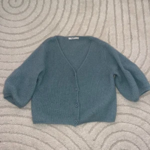 Trekvartsärmad stickad kofta  - Blå mohair cardigan i storlek XS. Endast använd fåtal gånger. Köpt för 599, säljer för 199💕