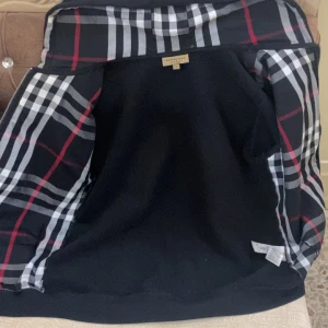 Burberry zip Hoodie  - En fantastisk Burberry Zip Hoodie har knappt använt den Size L Funkar bra för M✅