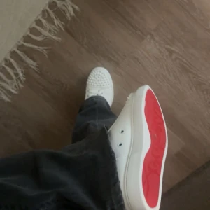 Vita loubs - Säljer ett par riktigt snygga vita loubs. Helt nya endast testade! I storlek 39 säljer då dom va för små 