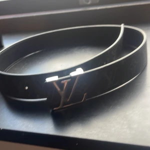 Svart bälte med monogram - Snyggt svart skärp som kommer lyfta din outfit, helt ny aldrig använt.