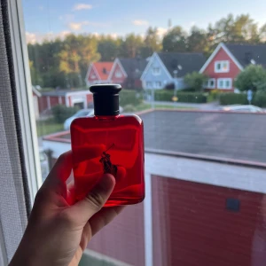 Polo Red parfym från Ralph Lauren - Säljer en Polo Red parfym från Ralph Lauren. Flaskan är i klarrött glas med svart logga och svart kork, och kommer i en snygg mörkblå presentask med gulddetaljer. En klassisk och stilren doft som sticker ut i badrumshyllan. Inköpt för ca 3 månader sen och ”tröttnat” på doften då jag haft mindre versionen innan, flaskan är 75ml och org pris hos kicks är 900kr