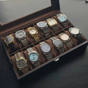 Seiko Datejust-inspirerad klocka silver/guld - Snygg Seiko klocka med klassisk Datejust-look. Boett i silverfärgat stål, räfflad bezel i guld och svart urtavla med datumvisning. Länkarmband i tvåtonad silver och guld ger en lyxig känsla. Perfekt accessoar för dig som vill sticka ut med stilren design.