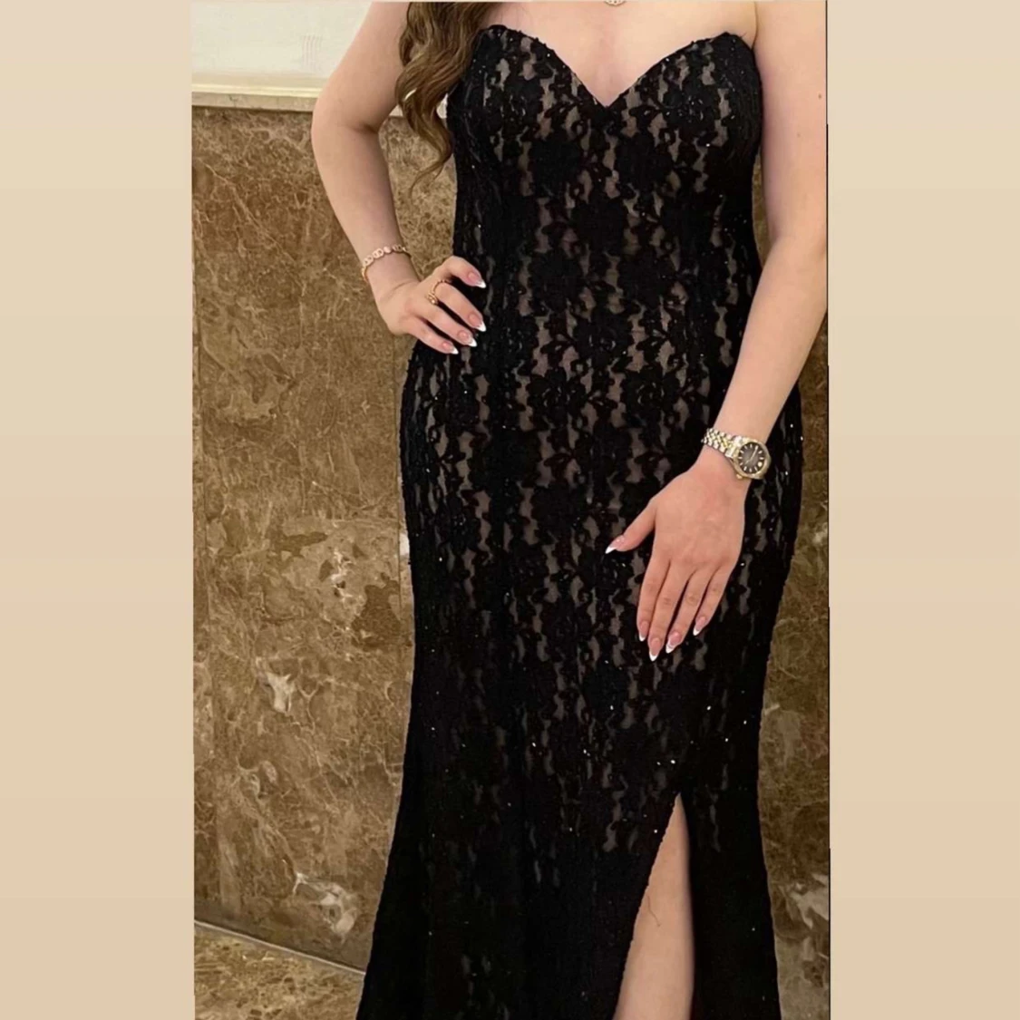 Svart spetsklänning med slits