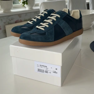 Maison margiela gats - Färg: Mörkblåa Storlek: 43 Skick: helt nya Jag har kvittot och har inte använt dem, de har bara stått. Skriv till mig om du har några frågor🙂👍  Nytt pris: 6600 Mitt pris: 3000