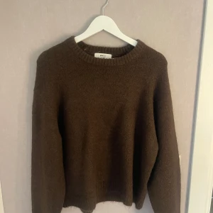 Brun stickad tröja från Gina Tricot - Jättefin mysig brun stickad tröja från Gina. Helt ny oandvänd.