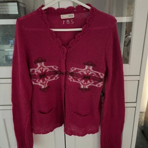 Rosa kofta från Odd Molly - Säljer en stickad rosa kofta från Odd Molly med unikt broderat mönster  på fram och baksidan. Lite nopprig men det ska gå att få bort💕