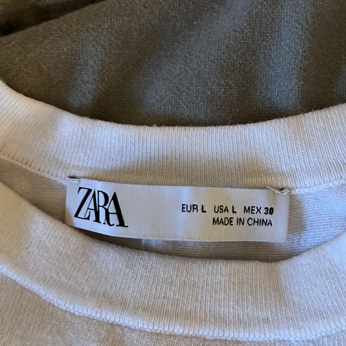 Vit ribbad t-shirt från Zara - 1