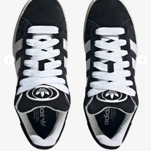 CAMPUS SKOR  - Säljer nu mina campus skor eftersom det är lite stora på mig. (Storlek 37,5) men känns mer som 38) det är i mycket bra skick och jag har endast använt det runt 5 ggr, kan skicka bild på hur de ser ut! Båda vita stora snören och svarta små följer med! Mitt pris-999kr ny pris - 1500kr