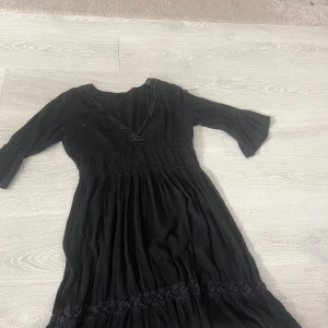 Svart långklänning från H&M i storlek 44. Säljer för den är för stor - Svart långklänning från H&M med v-ringning och trekvartsärmar. Klänningen har fina spetsdetaljer och ett flowy fall som ger en bohemisk känsla. Perfekt för dig som gillar en avslappnad men ändå stilren look.🌸🌸kontakta via Dm! Kostar endast 50kr