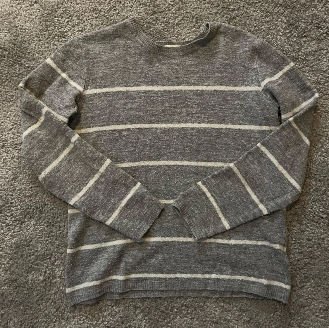 En fin grå randig stickad tröja - 1