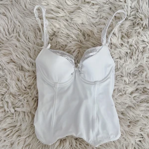 Korsett topp  - Passar inte mig så kan tyvärr inte visa på!💕 Köpt second hand! Storlek S, se defekt sista bild