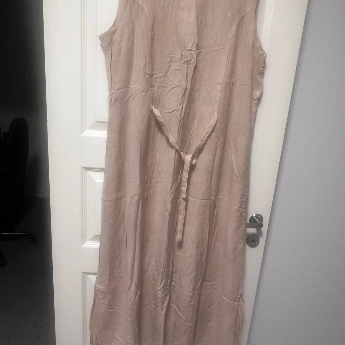 Beige långklänning med broderi och knappar - 1