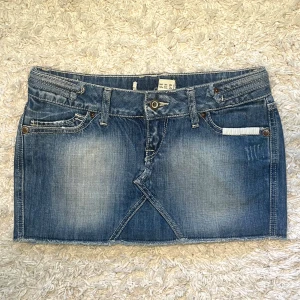Blå jeanskjol från House Jeans XS - Köp via Swish + frakt (ej köp nu) eller direkt via vinted @moa.06 (pga plicks nya avgifterk) 🩷Snygg blå jeanskjol från House Jeans i kort modell. Kjolen har slitna detaljer, coola bakfickor med dragkedjor och stjärnberlocker, samt klassiska jeanssömmar. Perfekt för dig som gillar streetstyle och denim vibes.