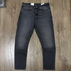 Lee Jeans - • Smal passform • Rakt ben • Högkvalitativ denim • Bekväm • Hållbar  • Klassisk stil • Modern twist  99% cotton  Model: Austin  W31 L30  #jeans #demin #rawdemim #new #vintage #men #fashion #straightleg