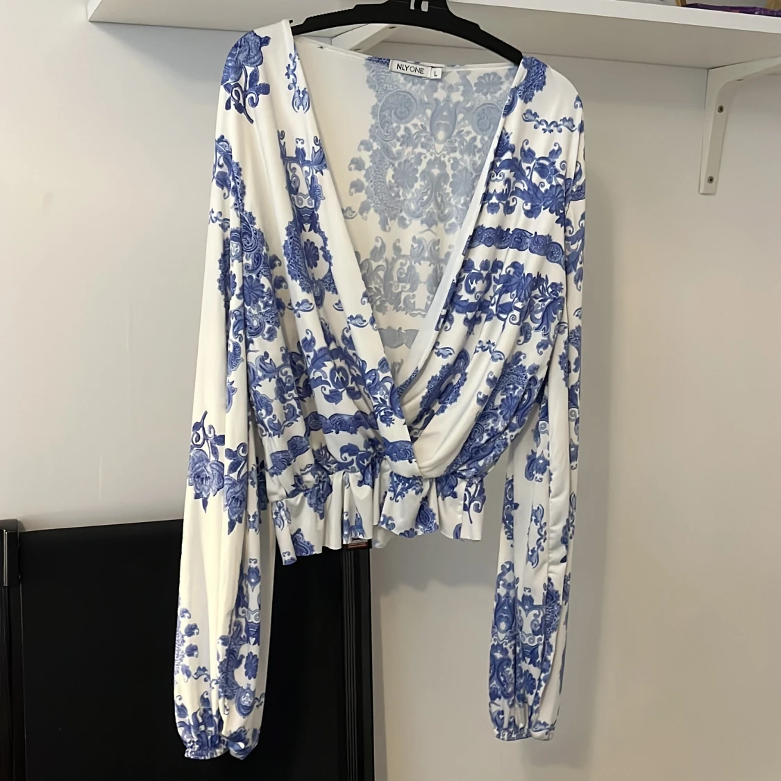 Vit och blå omlottblus från NYONE