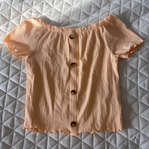 Persikofärgad topp från Kappahl - Säljer den här toppen från Kappahl. Har aldrig använt. Pris går att diskutera💕