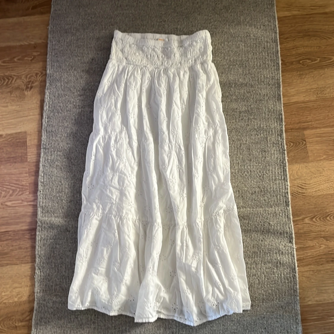 Vit långkjol med broderade detaljer