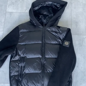 Bvaldi cardigan  - Säljer en svart cardigan från Bvaldi i storlek M.      Skick 9/10 passar bra för våren. För mer info kom DM! 