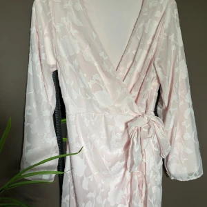 Rosa klänning  - Säljer denna fina rosa klänningen för att det inte kommer till användning tyvärr. Är använd en gång så är i bra skick ! Är i st 38 och säljer den för 200kr+frakt 