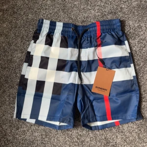 Burberry badshort - Snygga badshorts från Burberry|| 1|1 || inga defekter|| allt kommer med|| storlek m|| oanvända 