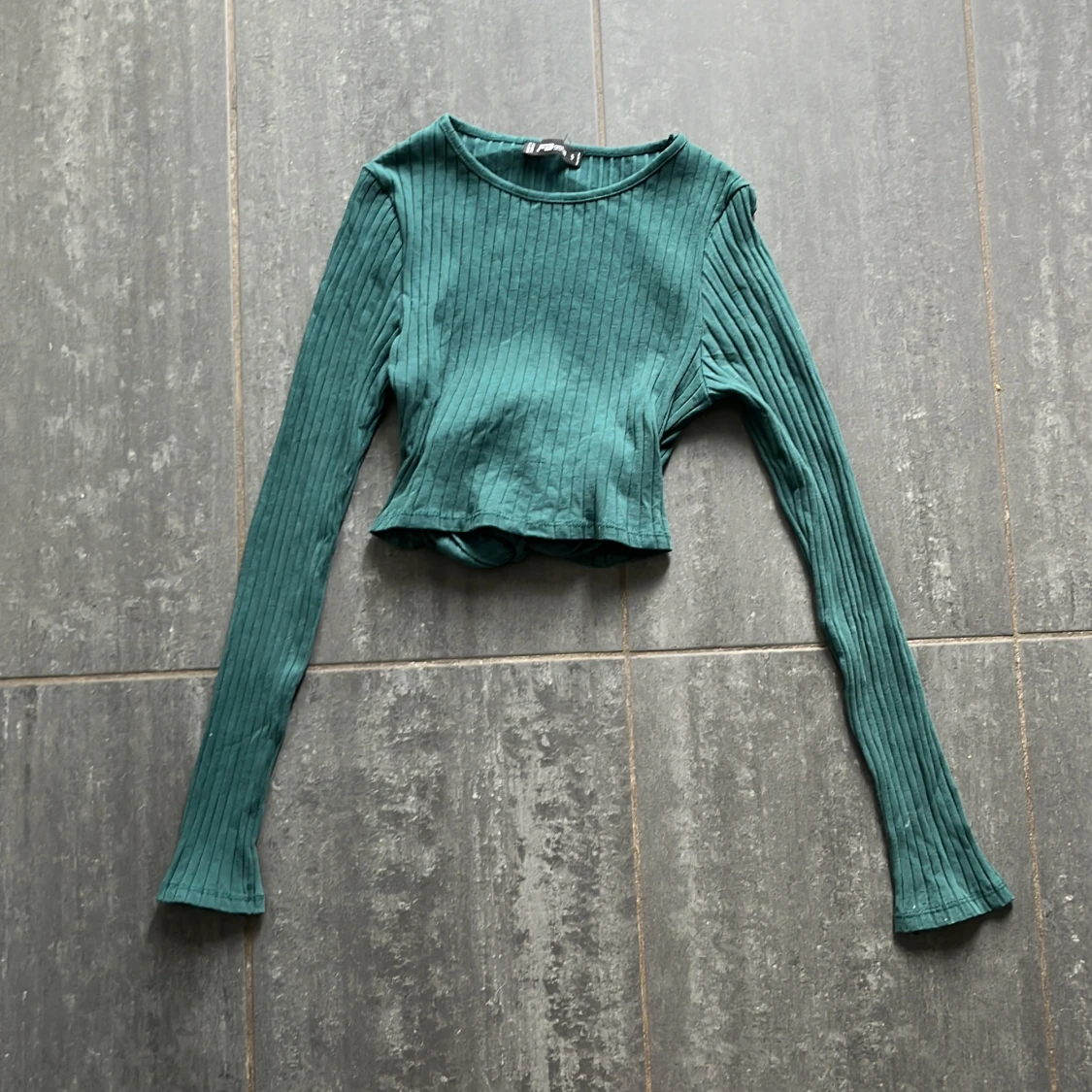 Ribbad grön croppad tröja FBsister