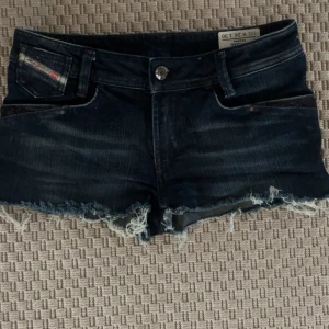 Mörkblå jeansshorts från Diesel - Säljer nu mina jätte snygga jeans shorts från disel då jag växt ur dem och har andvänts en sommar bara och är i super bra skick, pris går o diskutera vid snabb affär