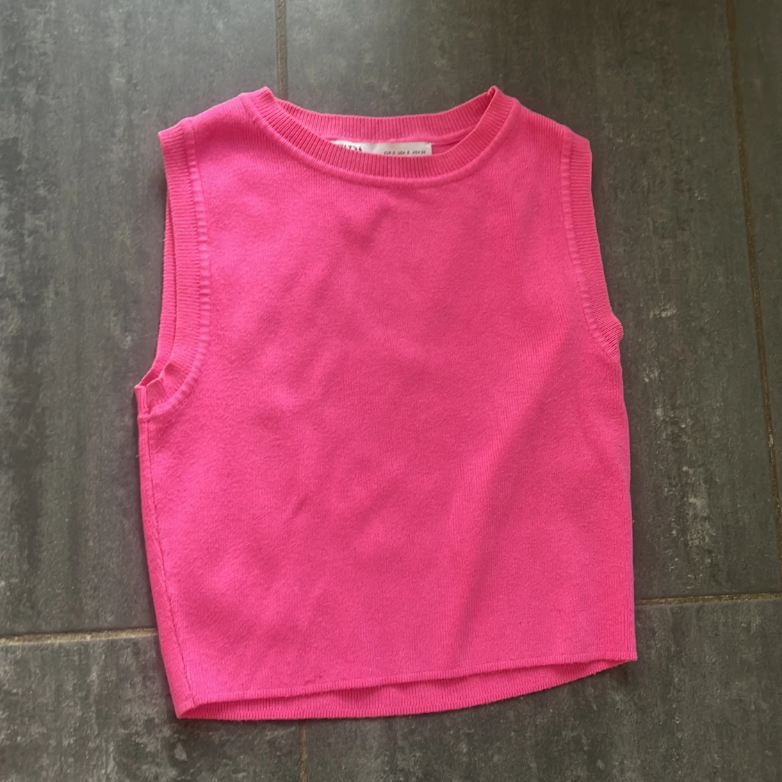 Rosa stickad ärmlös topp från Zara