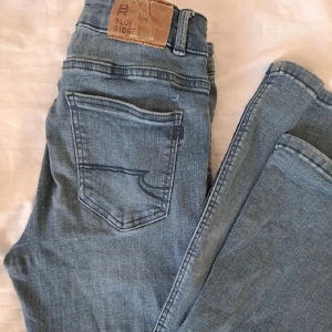 Bootcut jeans - Snygga flare/bootcut jeans ifrån märket WE fashion. De har en lite slitning nedtill men inget som syns, annars har de inga defekter och är i fint skick! Storlek 152 men passar någon som är längre! Jag använde dr när jag var 160 t.ex 😊 Strechiga och normala i midjan!