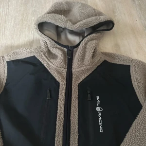 Patrol Pile Hood M - Säljer Fleece jacka från Sail Racing. Inga hål eller nåt annat bara färg på drag kedjan. Pris kan diskuteras.