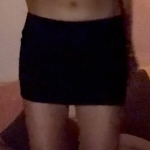 Svart tight kortkjol - Säljer en snygg svart minikjol, aldrig använd förutom på denna bild. Storlek S, det är bara att skriva om du har fler frågor💗